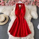 Vestido de vacaciones playeras con escote halter y escote en V