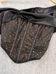 Blusa de cuello alto con hombros descubiertos, moderna y adornada con diamantes