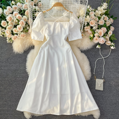 Süßes, kurzes, weißes Sommerkleid mit quadratischem Ausschnitt