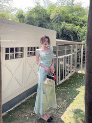 Romantisches Hosenträgerkleid mit grün verwischten Blumenbändern