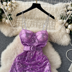 Trägerloses Paillettenkleid mit Kettenriemen