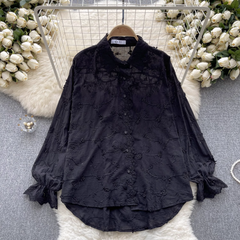 Blusen mit Spitzenstickereien und Blütenärmeln