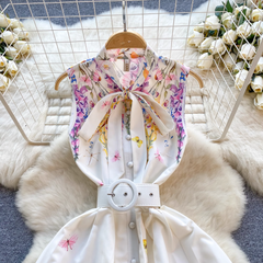 Bedrucktes Urlaubskleid mit süßem Schleifenkragen und ärmellosem Kleid