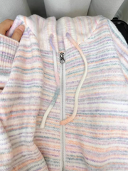 Strickjacke mit Regenbogenstreifen