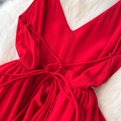 Rotes langes Chiffonkleid mit V-Ausschnitt und Hosenträgern