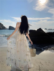 Kleid aus Netzstoff mit Blumenstickereien