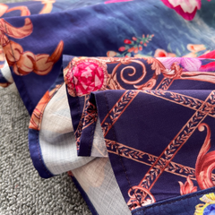 Mittellanges, langärmliges, bedrucktes Kleid im französischen Retro-Stil mit Laternenmuster