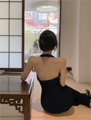 Schwarzes rückenfreies Neckholderkleid mit Schlitz für Damen