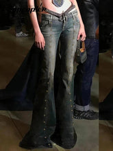 Vaqueros de tiro bajo con remaches acampanados y estilo grunge punk