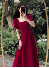 Vestido rojo de mujer con cuello cuadrado