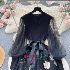 Damenkleid aus Netzstoff mit Stricknähten und Stickereien