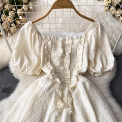 Sommerkleid aus A-Linie mit quadratischem Ausschnitt und unregelmäßigen Chiffon-Nähten