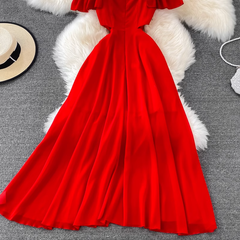 Rotes schulterfreies Chiffonkleid