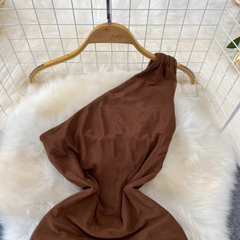 Modisches und ärmelloses, schulterfreies, figurbetontes Kleid mit schrägem Ausschnitt