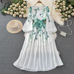 Langärmliges, bedrucktes A-Linien-Kleid mit V-Ausschnitt