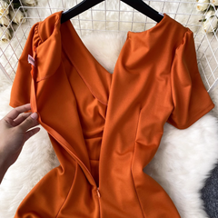 Kurzärmliges Damenkleid mit plissierter Taille