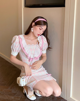 Kleid mit quadratischem Ausschnitt