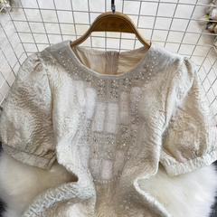 Kurzärmliges, rundperlenbesetztes Sommerkleid in A-Linie