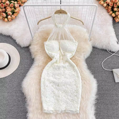 Ärmelloses Slim Fit Neckholder-Rückenkleid aus Spitze