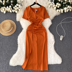 Kurzärmliges Damenkleid mit plissierter Taille