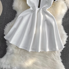 Flauschiges Retro-Kleid mit kurzen Ärmeln und Polokragen in Kontrastfarbe