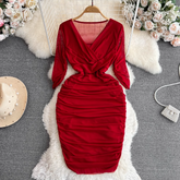 Mittellanges Plissee-Netzkleid mit Fünfviertelärmeln und V-Ausschnitt