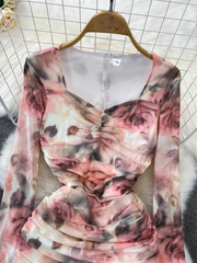 Langärmliges, gepolstertes Kleid mit eckigem Ausschnitt und mittlerer Länge sowie Schlitz und Aufdruck