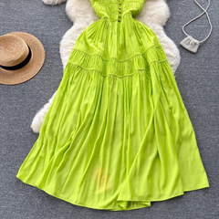 Plissiertes Strapskleid im Urlaubsstil mit V-Ausschnitt