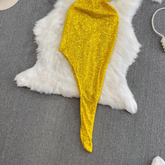 Funkelndes Paillettenkleid mit unregelmäßiger Hüftbetonung für den Sommer