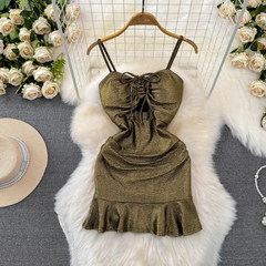 Enges, figurbetontes Sling-Kleid mit Rüschen