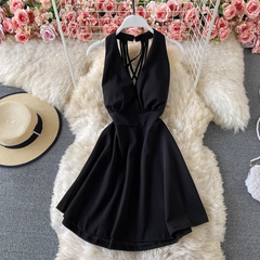 Vestido de vacaciones playeras con escote halter y escote en V