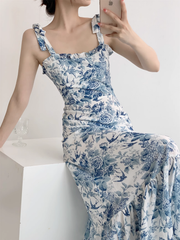 Blau-weißes, geblümtes Kleid mit eckigem Ausschnitt und Hosenträgern aus Porzellan