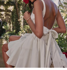 Weißes rückenfreies Kleid