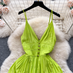 Plissiertes Strapskleid im Urlaubsstil mit V-Ausschnitt