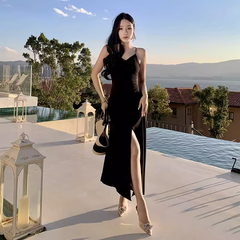 Schwarzes Kleid mit V-Ausschnitt