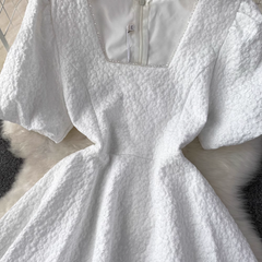 Kurzes Puffkleid in A-Linie mit Bubble-Muster, eckigem Ausschnitt und kurzen Ärmeln