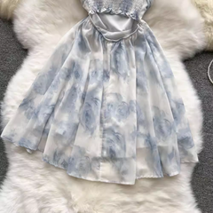 Sommerliches geblümtes Strapskleid