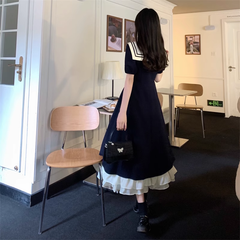 Marineblaues College-Kleid mit Kragen