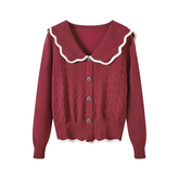 Pullover mit marineblauem Kragen