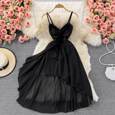 Rückenfreies Kleid mit V-Ausschnitt, offenem Rücken und Rüschenknoten