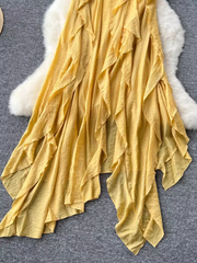 Festliches Kleid mit unregelmäßigen Rüschen und Sling