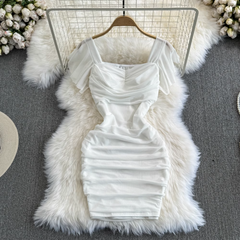 Kurzes, figurbetontes Netzkleid mit eckigem Ausschnitt