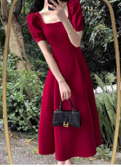 Vestido rojo de mujer con cuello cuadrado