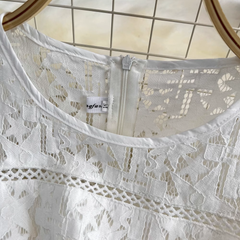 Kurzärmliges A-Linien-Plissee-Kleid mit Rundhalsausschnitt, Spitzennähten an der Taille