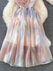 Sommerliches A-Linien-Kleid im französischen Retro-Stil mit Taillenbetonung, Plissee und verwischtem Aufdruck