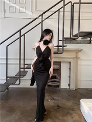 Schwarzes langes Kleid mit V-Ausschnitt