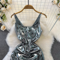 Mittellanges, metallisch glänzendes A-Linien-Hosenträgerkleid