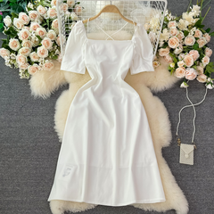 Süßes, kurzes, weißes Sommerkleid mit quadratischem Ausschnitt