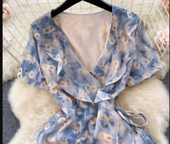 Damen Chiffonkleid mit unregelmäßigen Rüschen und Blumenmuster