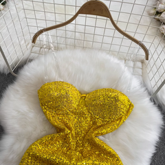 Funkelndes Paillettenkleid mit unregelmäßiger Hüftbetonung für den Sommer